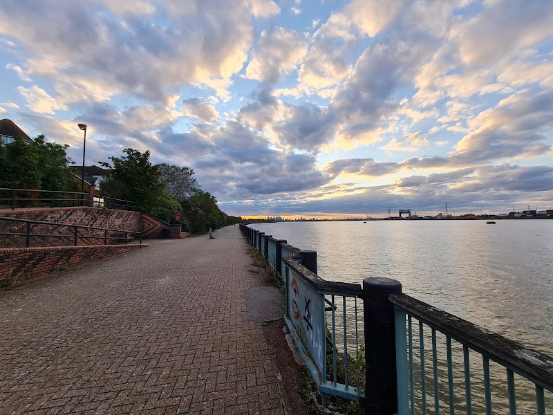 Thames Path - Thamesmead