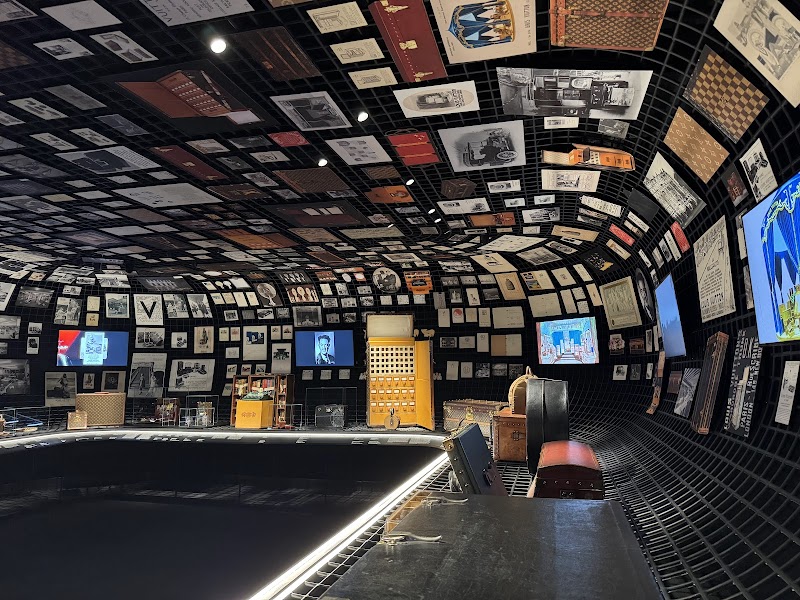 LV The Place Bangkok - Le Café Louis Vuitton