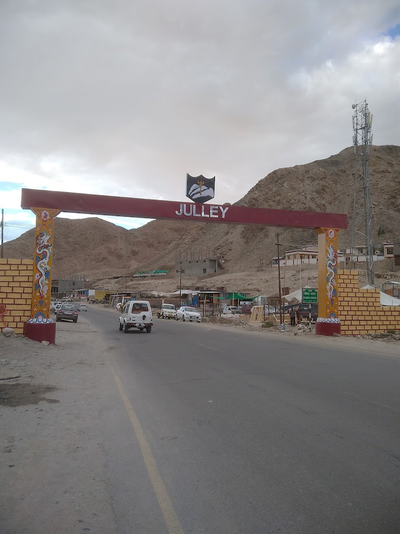 THE INDUS BREEZE (GUEST HOUSE &RESTAURANT)